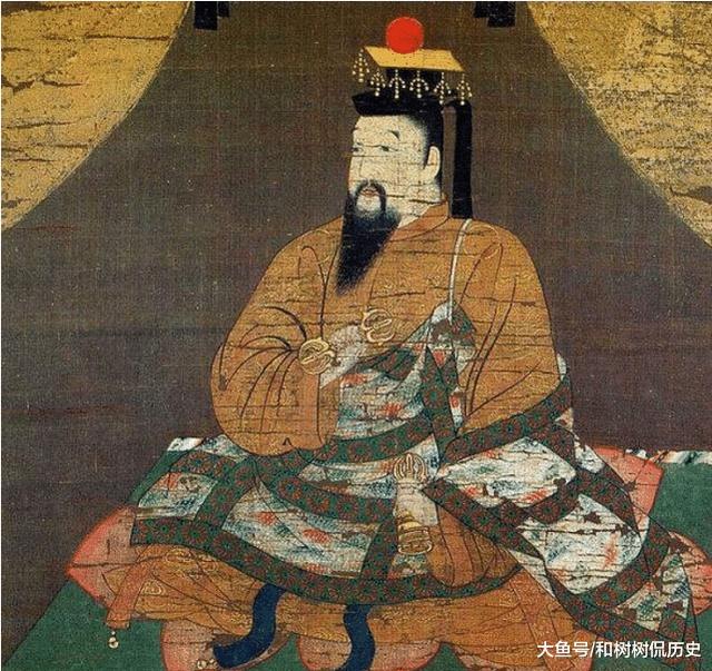 日本天皇退位以前要跪拜一个中国人，现在依旧要交出三件皇权物品