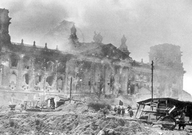 看二战后的柏林是何等凄惨，希特勒将该何去何从？