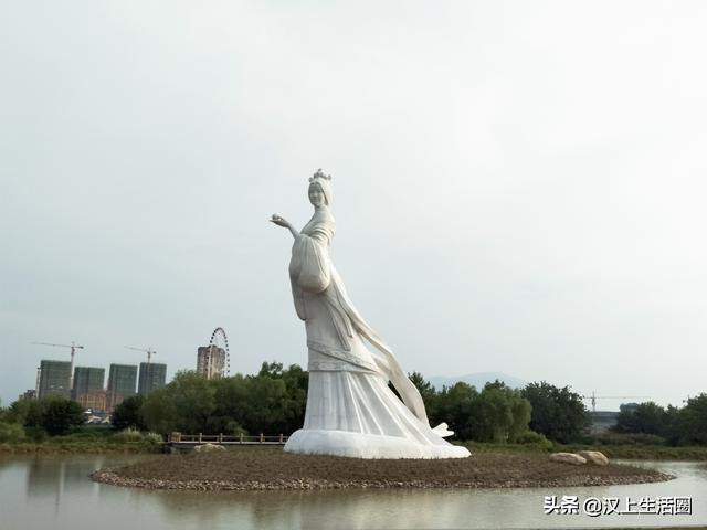 汉中天汉湿地公园新起的塑像，很多人以为是褒姒，其实是汉水女神