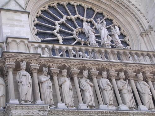 巴黎圣母院着火之“迷”一个神圣的教堂真是几支烟就能引燃的吗？