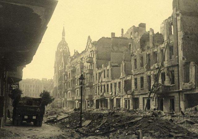 看二战后的柏林是何等凄惨，希特勒将该何去何从？