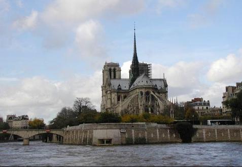 巴黎圣母院着火之“迷”一个神圣的教堂真是几支烟就能引燃的吗？