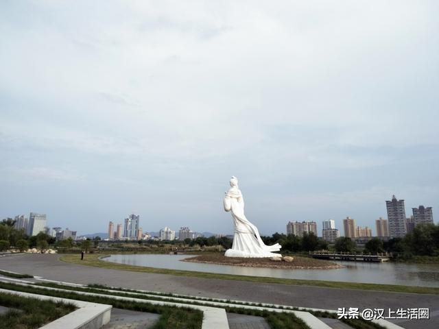 汉中天汉湿地公园新起的塑像，很多人以为是褒姒，其实是汉水女神